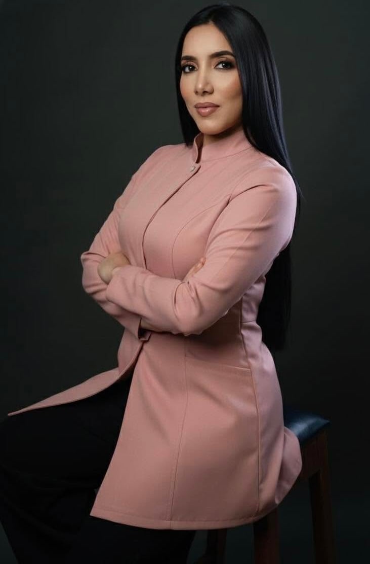 La Od. Jessenia Gutiérrez con su mandil de consulta